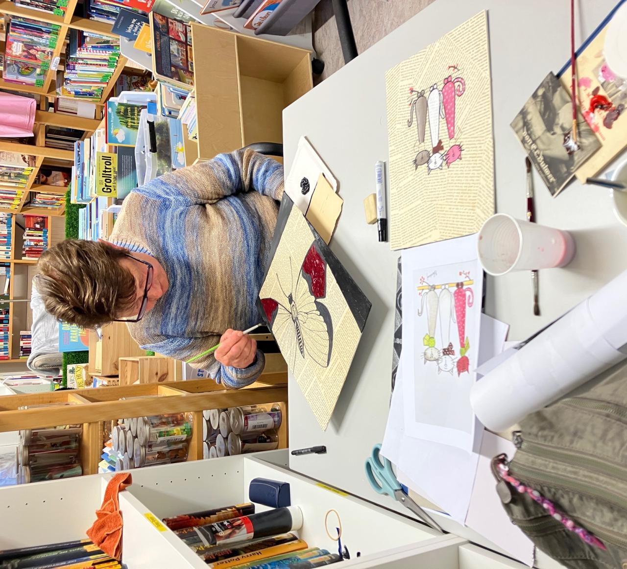 Malen auf alten Buchseiten