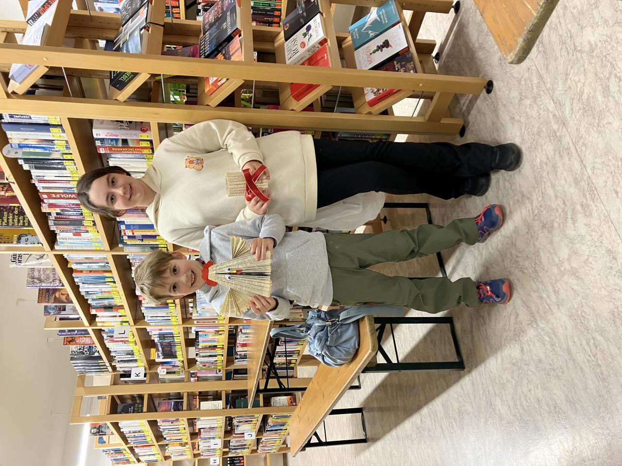 Osterhahn und Vase gestaltet mit Buchseiten