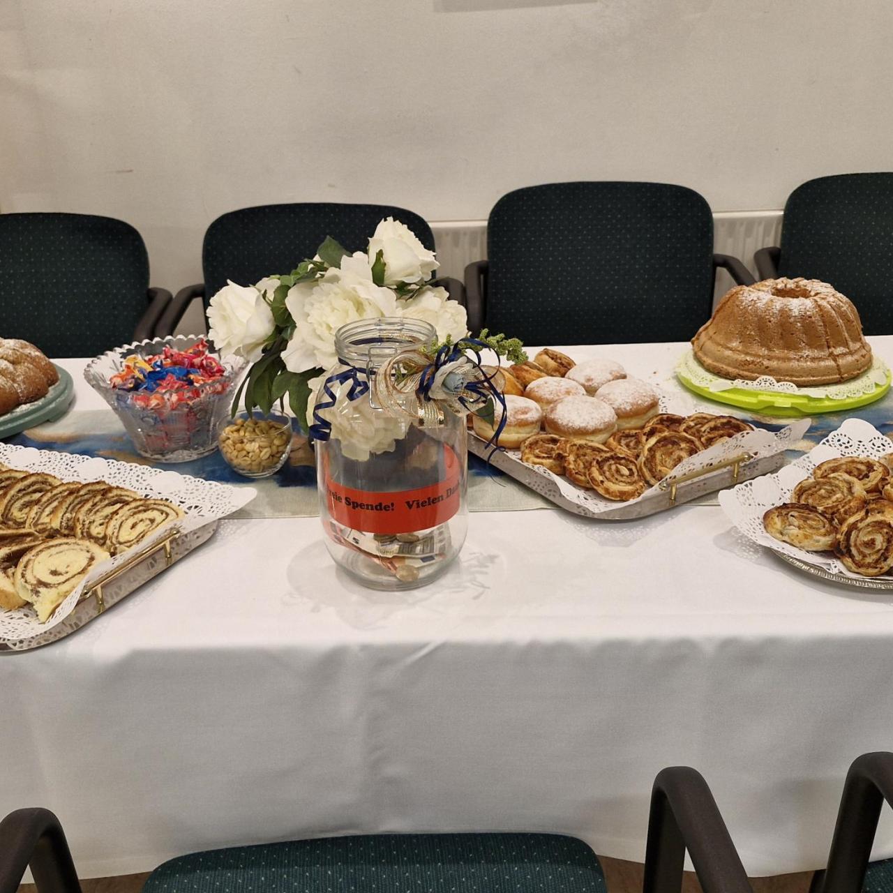 Beim Stöbern und staunen Kaffee und Kuchen genießen.